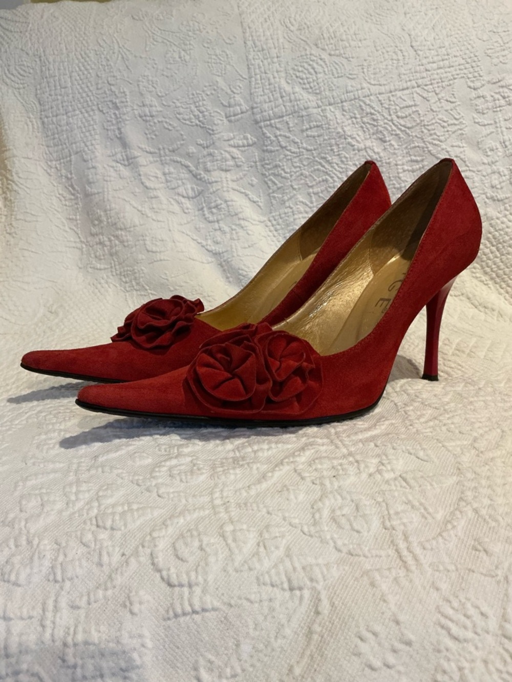🤎 Qige Red Suede Pointed Toe Flower Detail Pumps 3 3/4 Inch Heels - 7.5 / 38